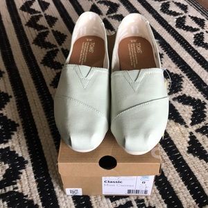 PERFECT FOR SPRING AND EASTER!!!  Toms Women’s Size 8 in Mint